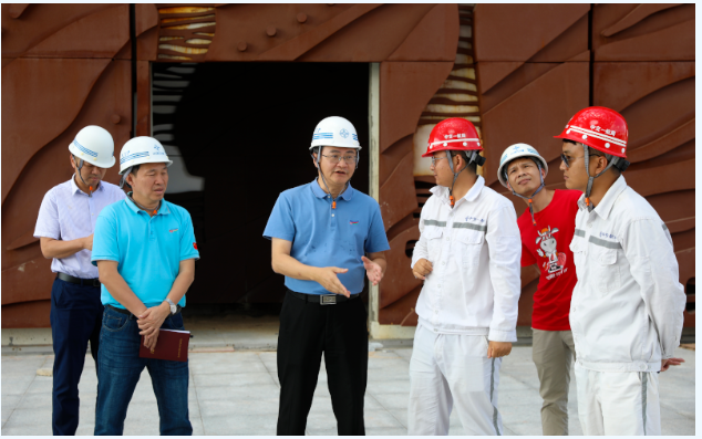 歡迎三沙市市委常委，市長鄧忠蒞臨我司承接的三沙廣場項目，三沙文體館項目現(xiàn)場調(diào)研并指導